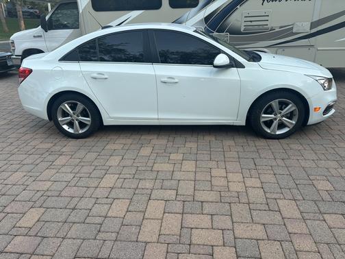 White 2015 Chevrolet Cruze 2LT