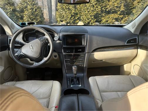 2014 Lincoln MKT Base