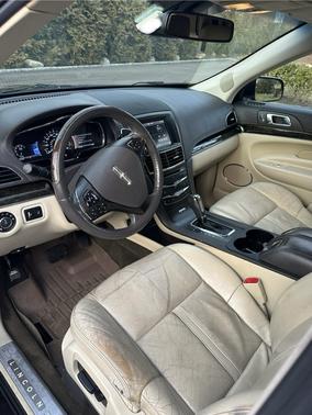 2014 Lincoln MKT Base