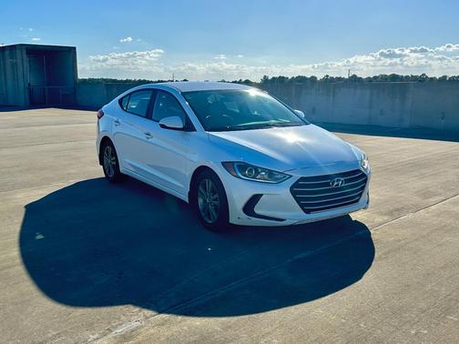 White 2018 Hyundai ELANTRA SEL