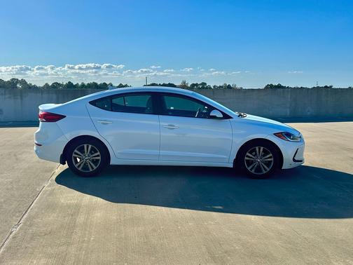 White 2018 Hyundai ELANTRA SEL