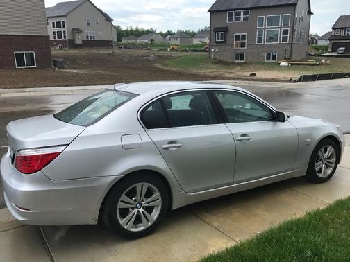 Silver 2009 BMW 528 xi