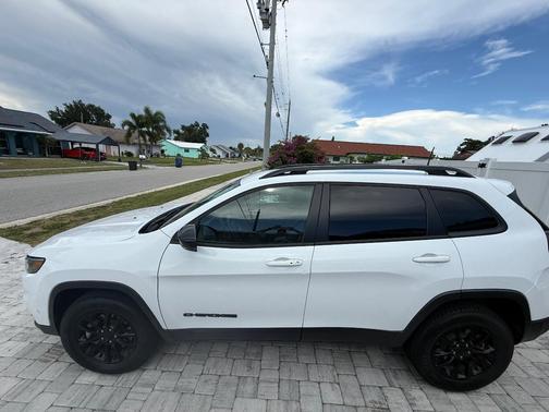 White 2023 Jeep Cherokee Altitude Lux