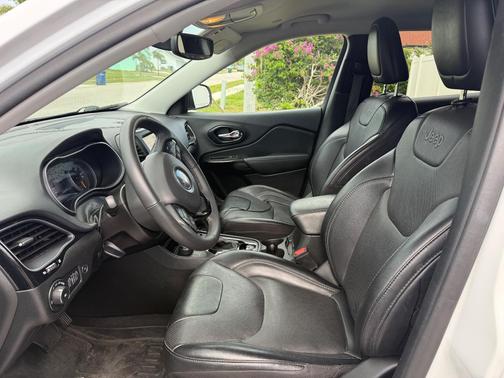 White 2023 Jeep Cherokee Altitude Lux
