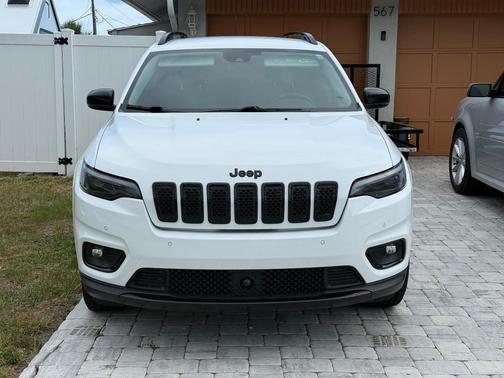 White 2023 Jeep Cherokee Altitude Lux
