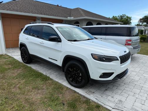 White 2023 Jeep Cherokee Altitude Lux