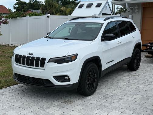 White 2023 Jeep Cherokee Altitude Lux
