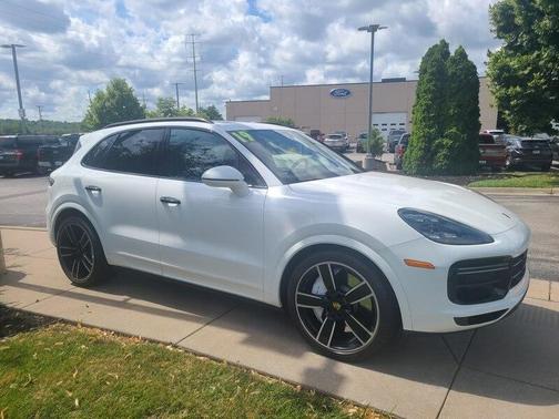 White 2019 Porsche Cayenne Cayenne Turbo