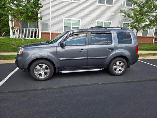 Gray 2011 Honda Pilot EX