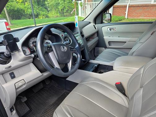 Gray 2011 Honda Pilot EX