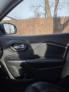 Black 2022 Jeep Cherokee Latitude Lux