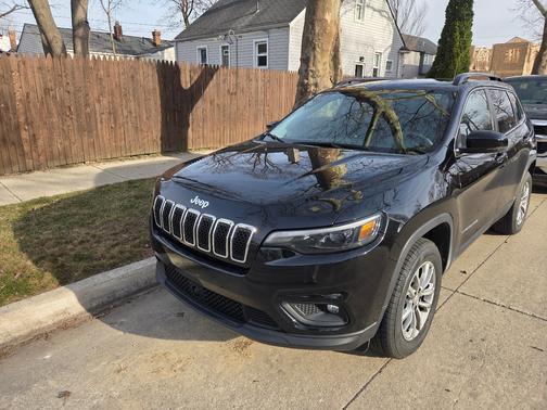 Black 2022 Jeep Cherokee Latitude Lux
