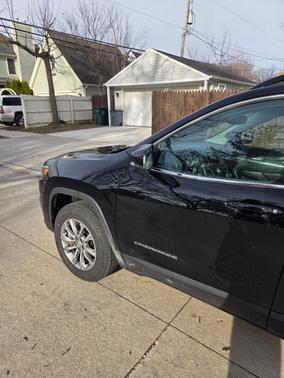 Black 2022 Jeep Cherokee Latitude Lux