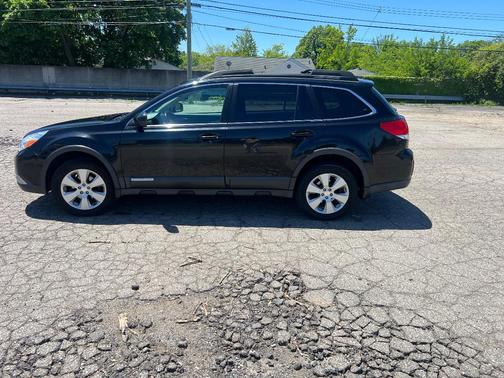 Black 2011 Subaru Outback 2.5 i Limited