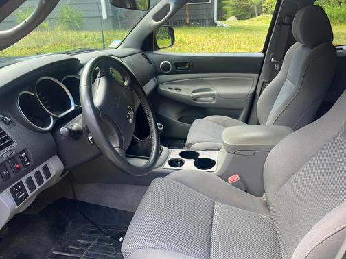 Black 2005 Toyota Tacoma X-Runner Access Cab