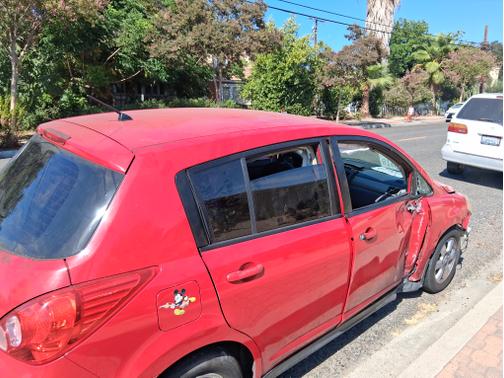 Red 2009 Nissan Versa 1.8 SL