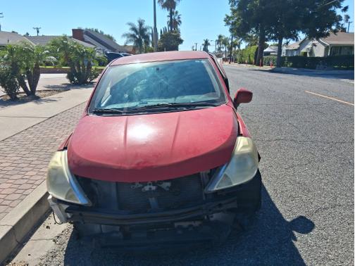 Red 2009 Nissan Versa 1.8 SL