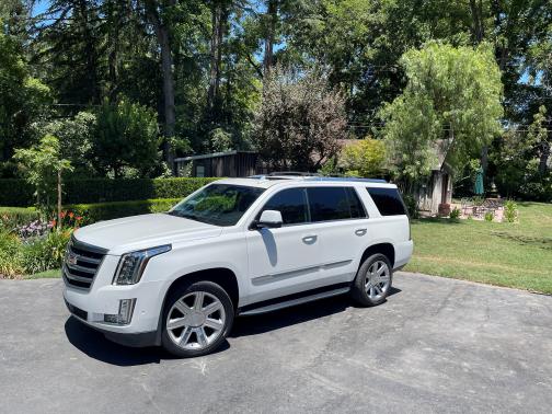 Photo 1 of 10 of 2018 Cadillac Escalade Premium Luxury
