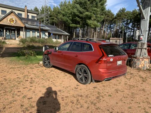 Photo 2 of 6 of 2019 Volvo XC60 Hybrid T8 R-Design