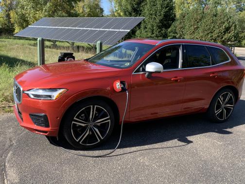 Photo 5 of 6 of 2019 Volvo XC60 Hybrid T8 R-Design