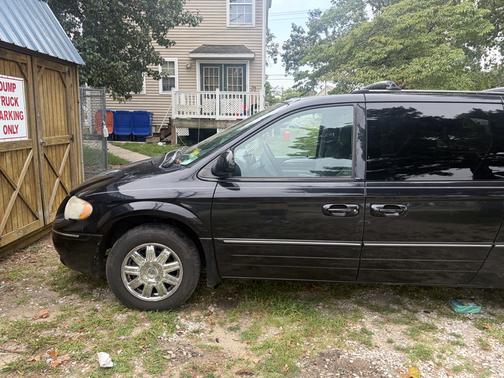 Black 2006 Chrysler Town & Country Limited