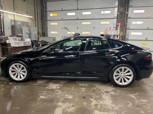 2016 Tesla Model S 70D