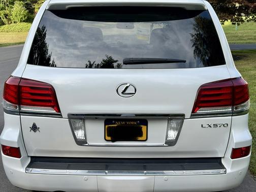 White 2015 Lexus LX 570 Base