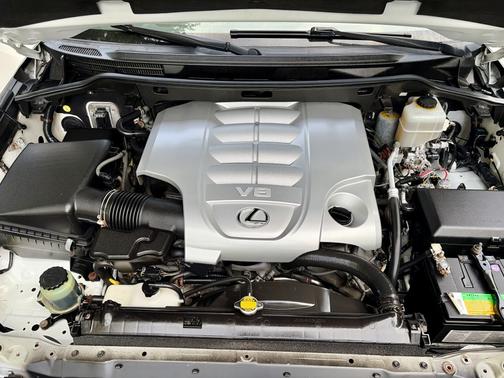 White 2015 Lexus LX 570 Base