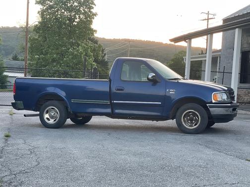 Blue 1998 Ford F-150 XLT