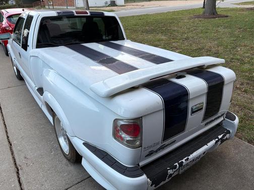 White 2000 Chevrolet S-10 LS Extended Cab