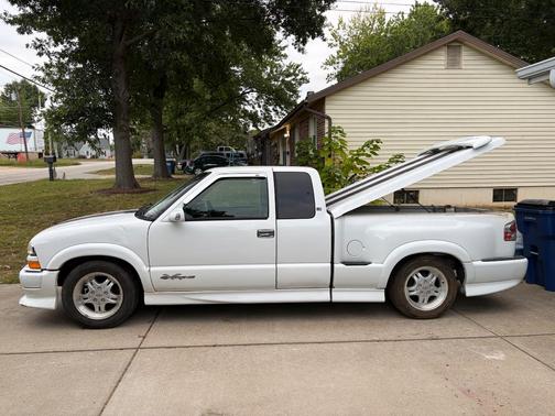 White 2000 Chevrolet S-10 LS Extended Cab