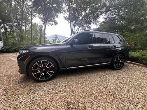 Gray 2022 BMW X7 xDrive40i