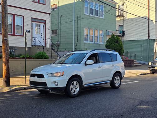 White 2012 Mitsubishi Outlander SE
