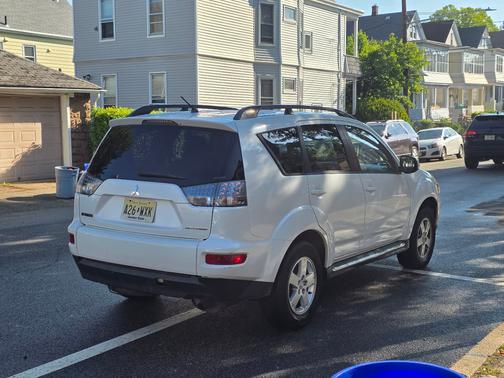 White 2012 Mitsubishi Outlander SE
