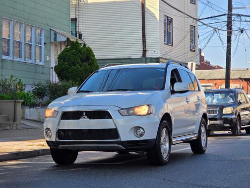 White 2012 Mitsubishi Outlander SE