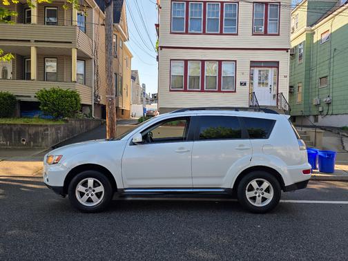 White 2012 Mitsubishi Outlander SE