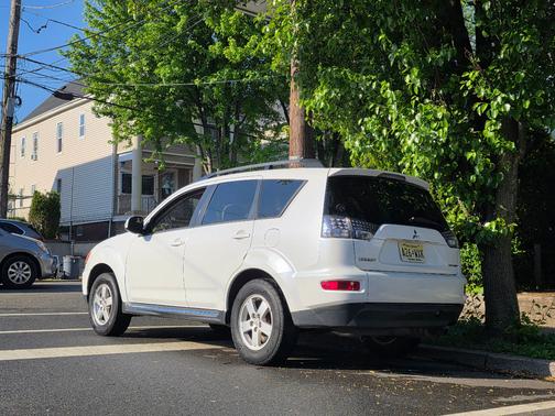 White 2012 Mitsubishi Outlander SE