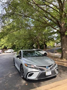 Silver 2018 Toyota Camry Hybrid SE