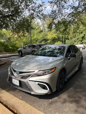 Silver 2018 Toyota Camry Hybrid SE