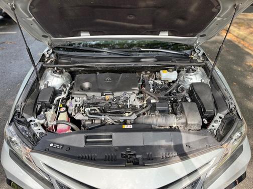 Silver 2018 Toyota Camry Hybrid SE