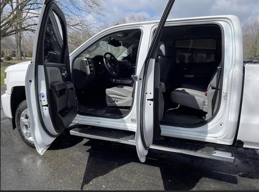 Photo 3 of 7 of 2019 Chevrolet Silverado 2500 LTZ
