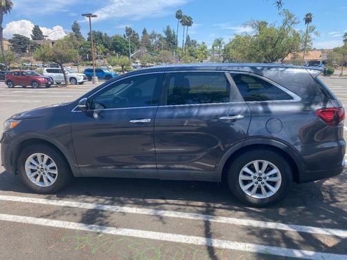 Gray 2019 Kia Sorento LX