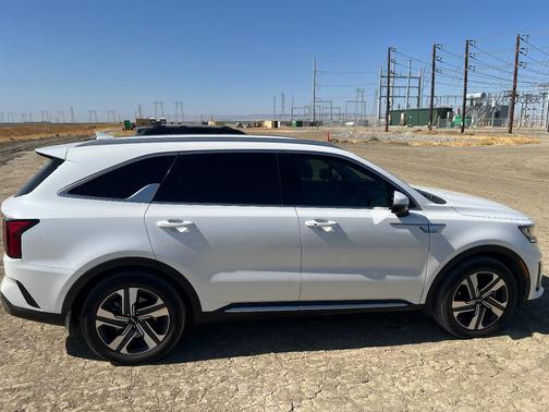 White 2023 Kia Sorento Hybrid EX