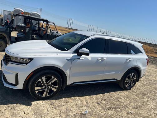 White 2023 Kia Sorento Hybrid EX