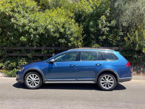 Blue 2017 Volkswagen Golf Alltrack TSI SE