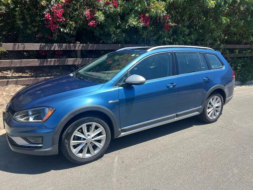 Blue 2017 Volkswagen Golf Alltrack TSI SE