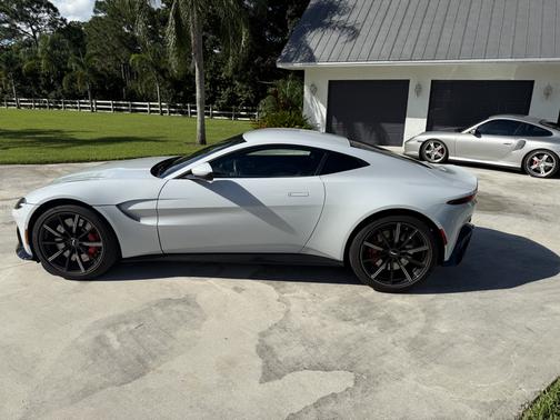 2020 Aston Martin Vantage Base