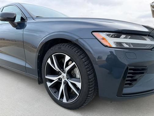 2024 Volvo S60 Recharge Plug-In Hybrid T8 Ultimate Dark Theme