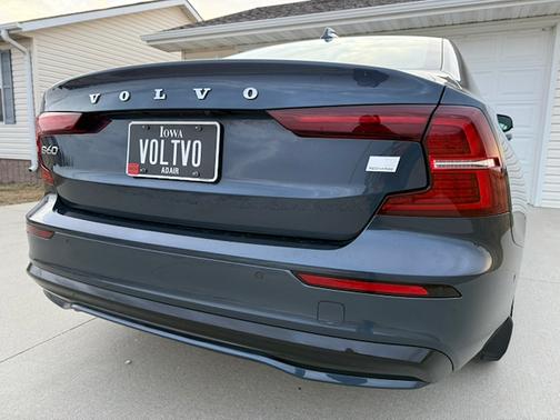 2024 Volvo S60 Recharge Plug-In Hybrid T8 Ultimate Dark Theme