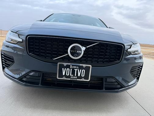 2024 Volvo S60 Recharge Plug-In Hybrid T8 Ultimate Dark Theme